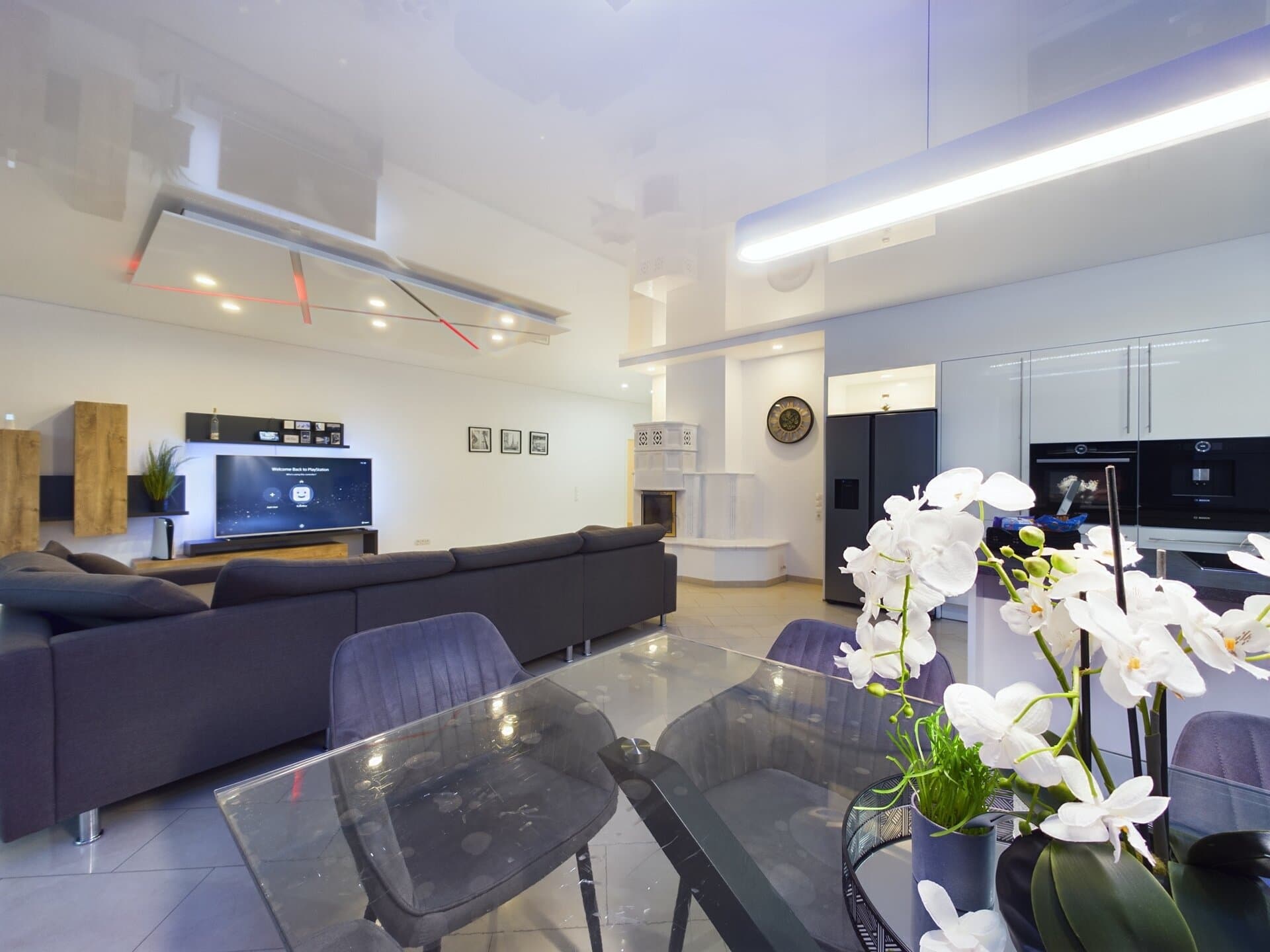 siegelbach-59a-43 Modern open-concept living and dining area with stylish furniture and bright lighting.