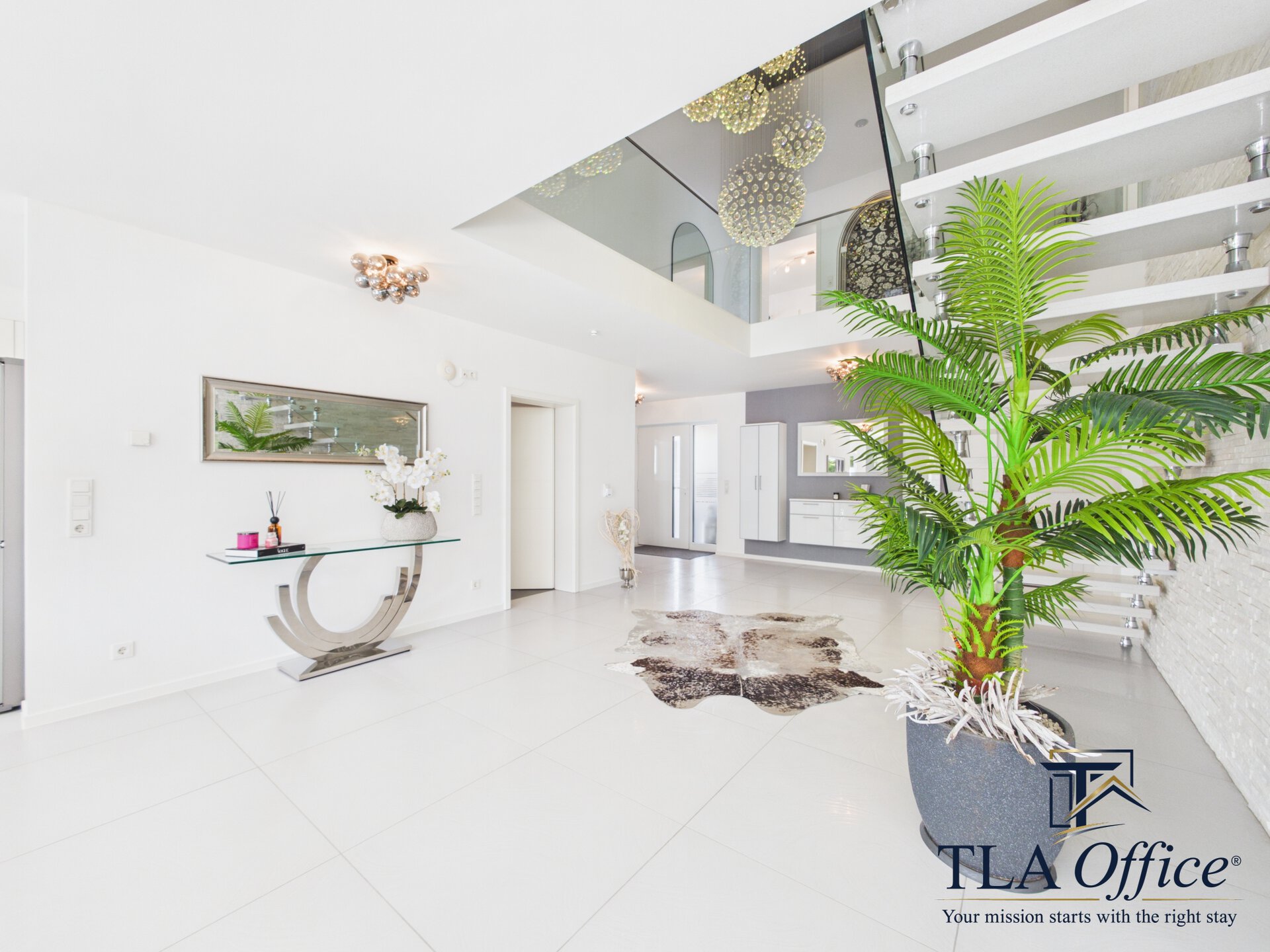 CAM01139G0-PR0080-STILL013 Entrance hall with glass staircase and decorative plant - Luxury TLA Residence Siegelbach