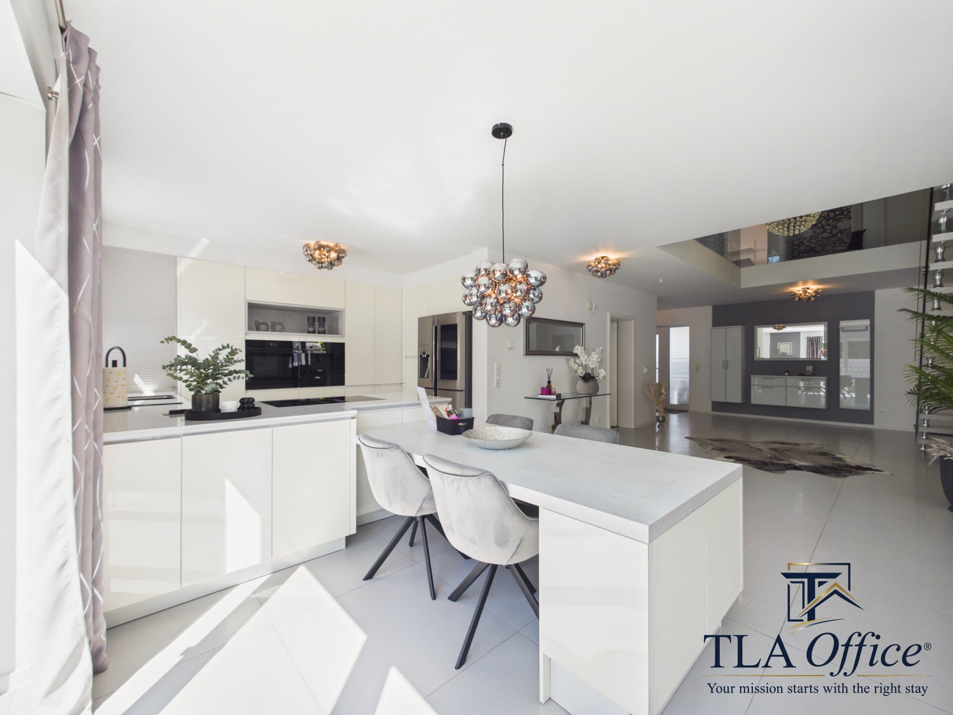 CAM01139G0-PR0080-STILL016 Modern kitchen with island and designer pendant lights - Luxury TLA Residence Siegelbach