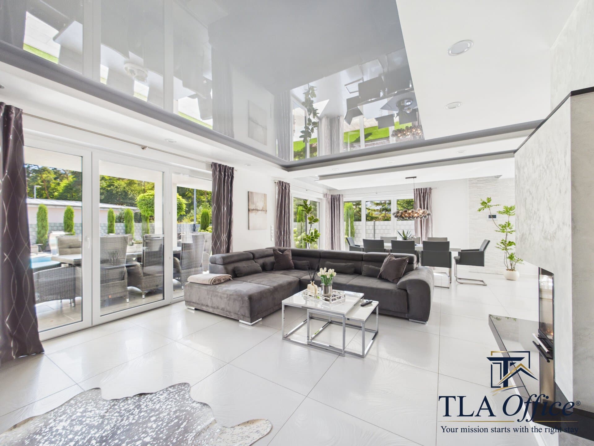 CAM01139G0-PR0080-STILL037 Living room with panoramic garden view through floor-to-ceiling windows - Luxury TLA Residence Siegelbach