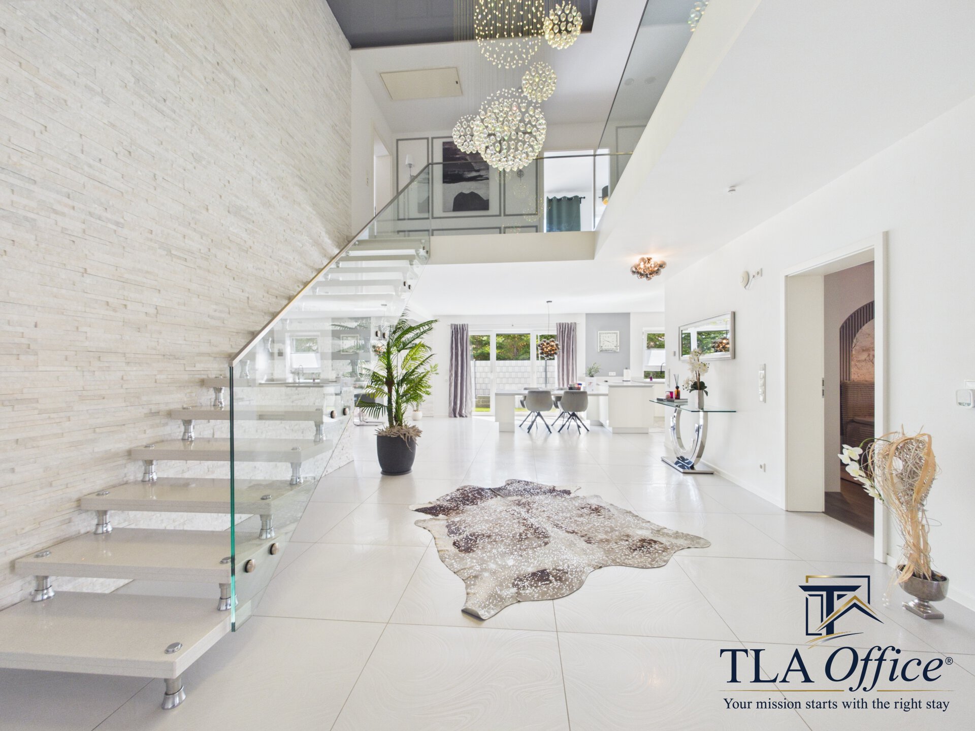 CAM01139G0-PR0080-STILL040 Double-height entrance hall with floating glass staircase - Luxury TLA Residence Siegelbach