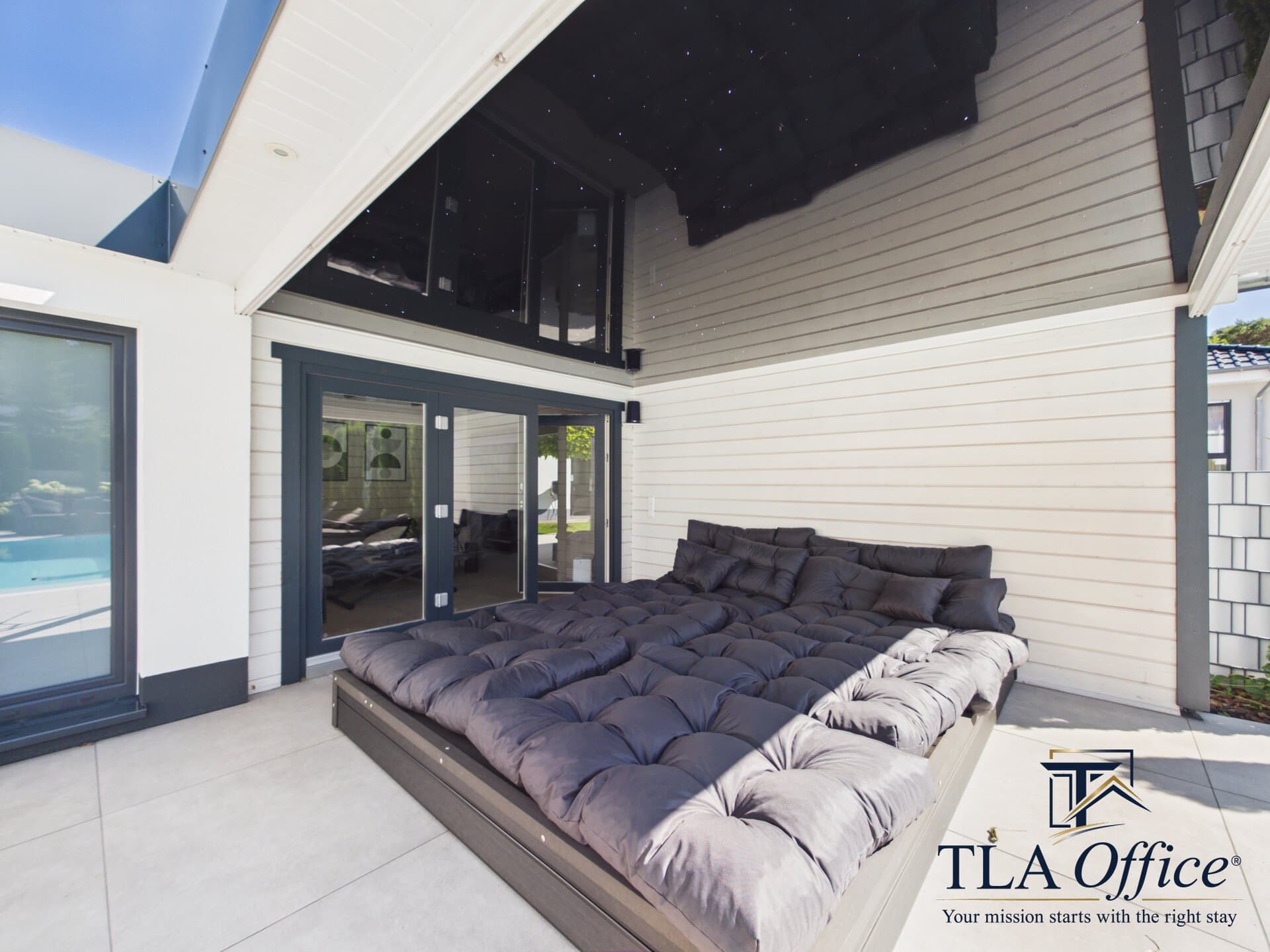 CAM01139G0-PR0080-STILL076 Covered outdoor lounge daybed with pool view - Luxury TLA Residence Siegelbach