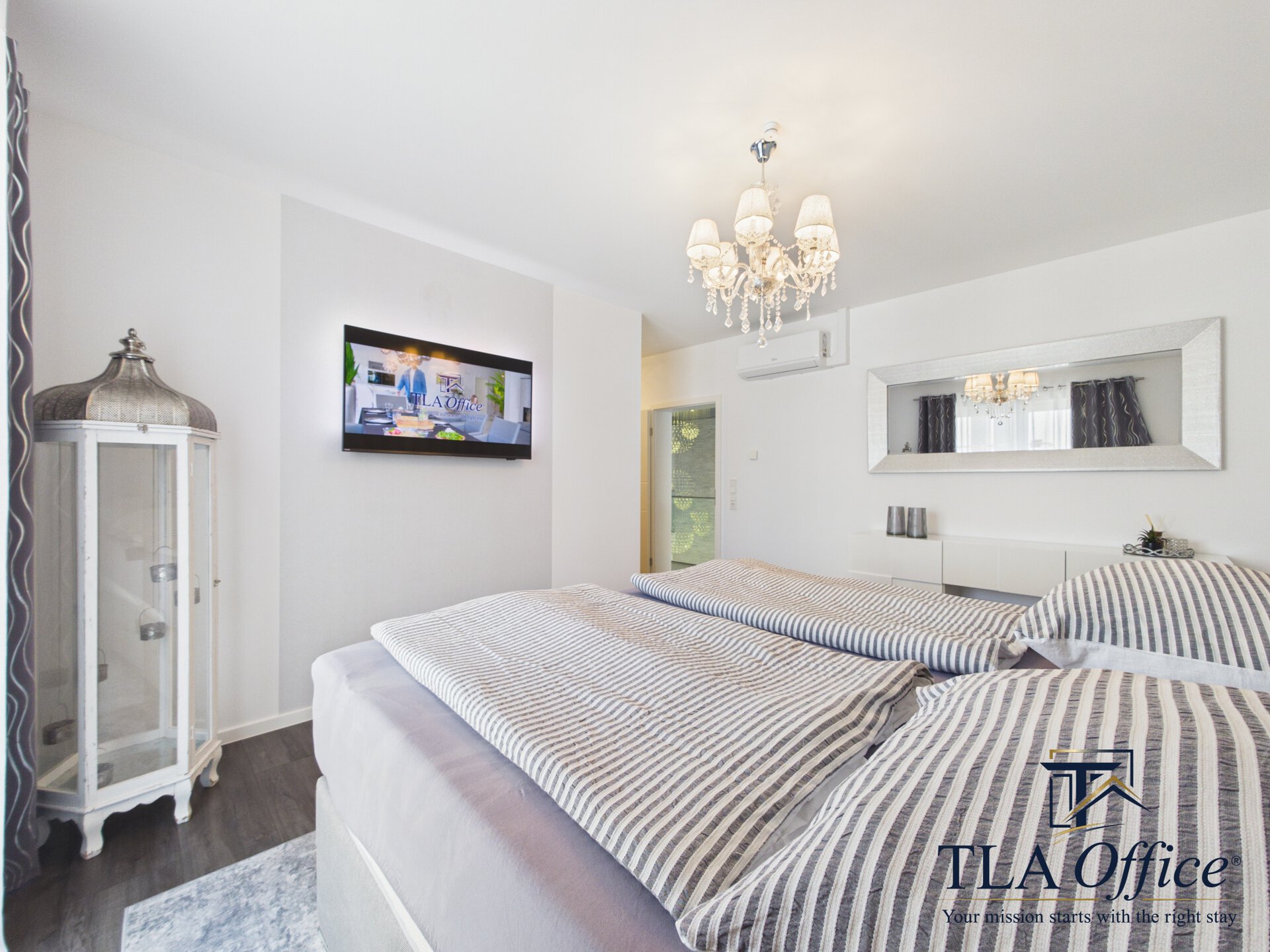 CAM01139G0-PR0080-STILL100 Twin bedroom with striped bedding and TV - Luxury TLA Residence Siegelbach