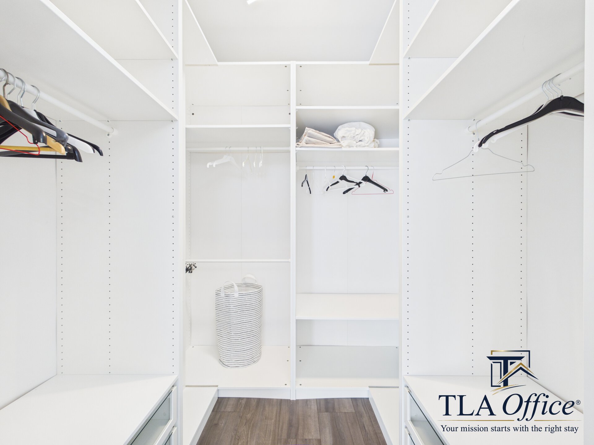 CAM01139G0-PR0080-STILL115 Walk-in closet with built-in shelving and hanging space - Luxury TLA Residence Siegelbach